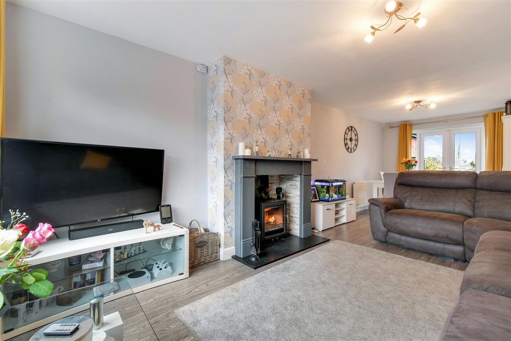 Property photo 2 of 21 Living Room