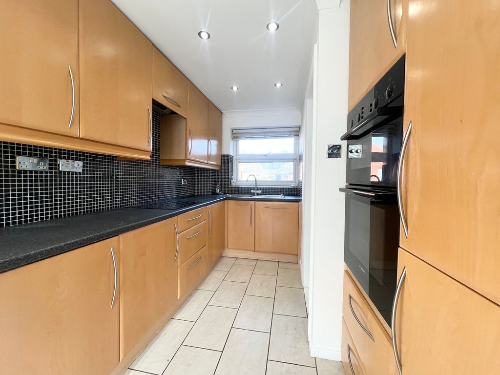 Property photo 3 of 11 Kitchen