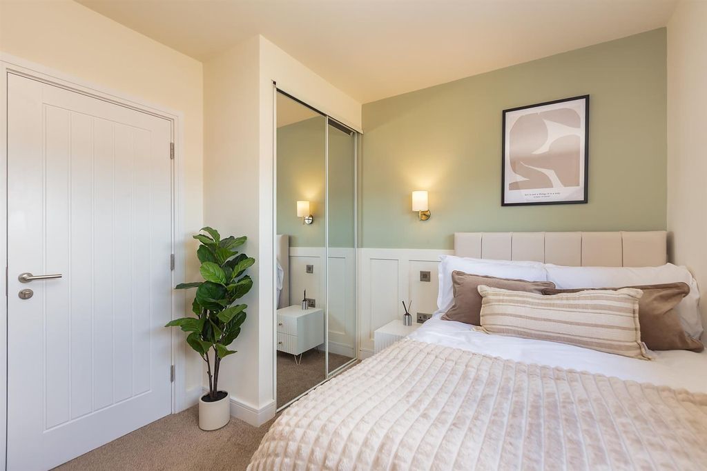 Property photo 2 of 13 Bed 6 04.Jpg