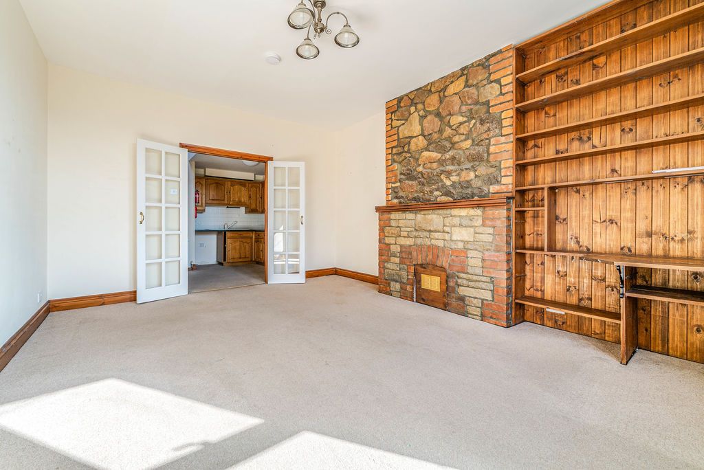 Property photo 3 of 11 Photo 8