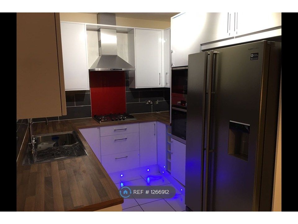 Property photo 3 of 12 Kitchen