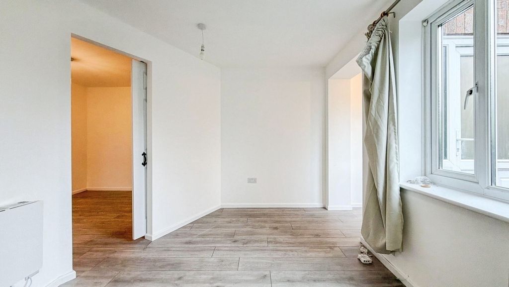 Property photo 3 of 11 Pbox-Img.Jpg