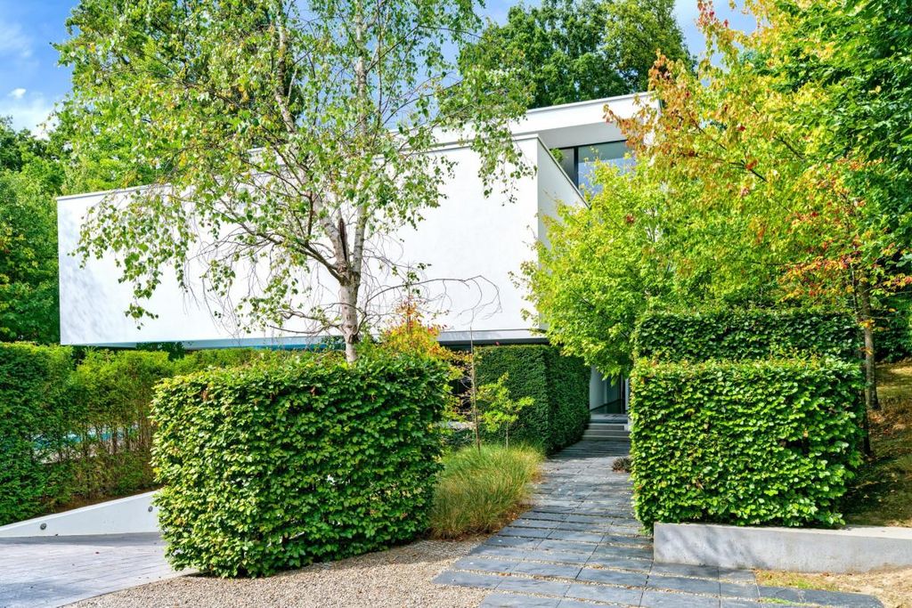 Property photo 2 of 31