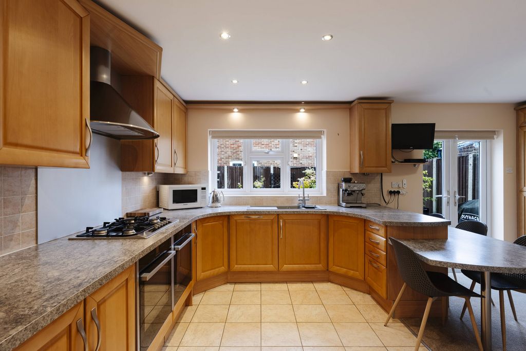 Property photo 2 of 23