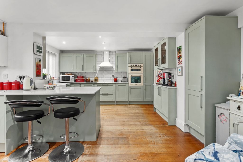 Property photo 2 of 33