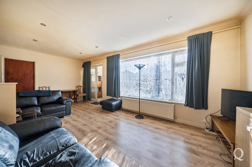 Property photo 2 of 22 515854E1-B552-488...