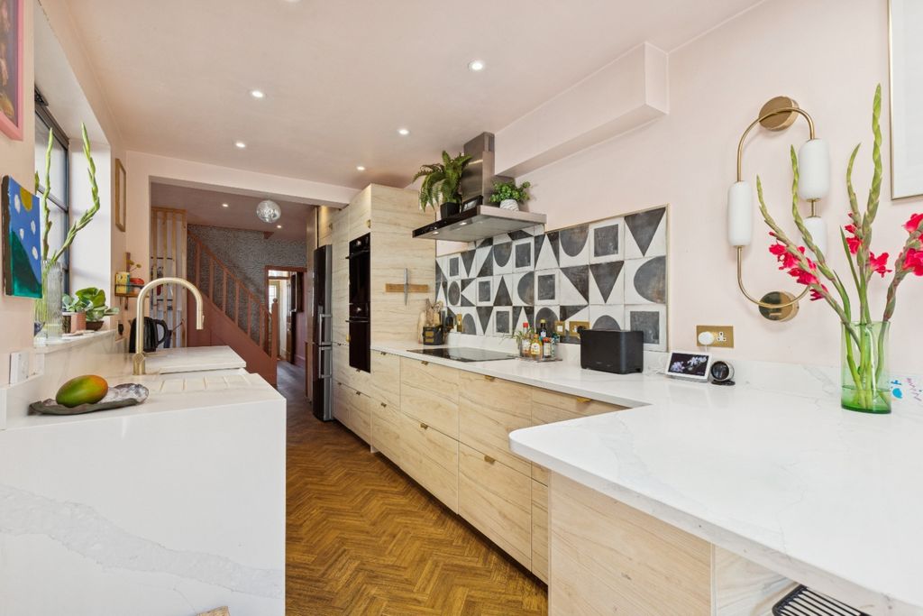 Property photo 2 of 18 5317664
