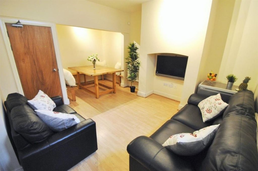 Property photo 3 of 15 Bright, Modern Communal Living Room With Two Comfo...