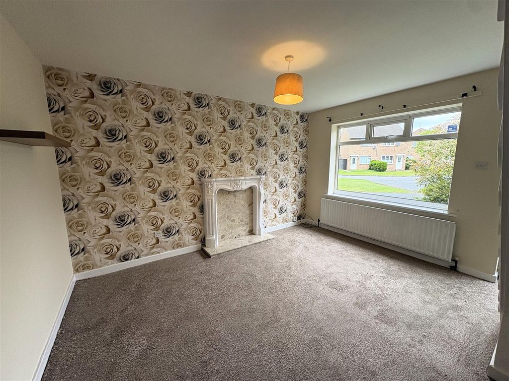 Property photo 3 of 12 Lounge