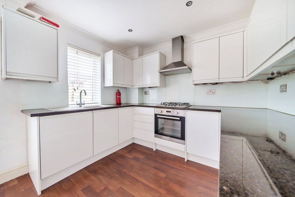 Property photo 3 of 11 Kitchen