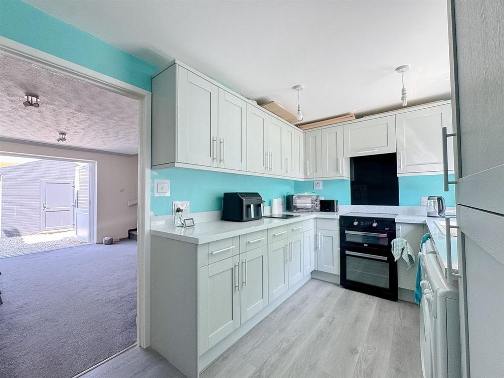 Property photo 2 of 12 Kitchen