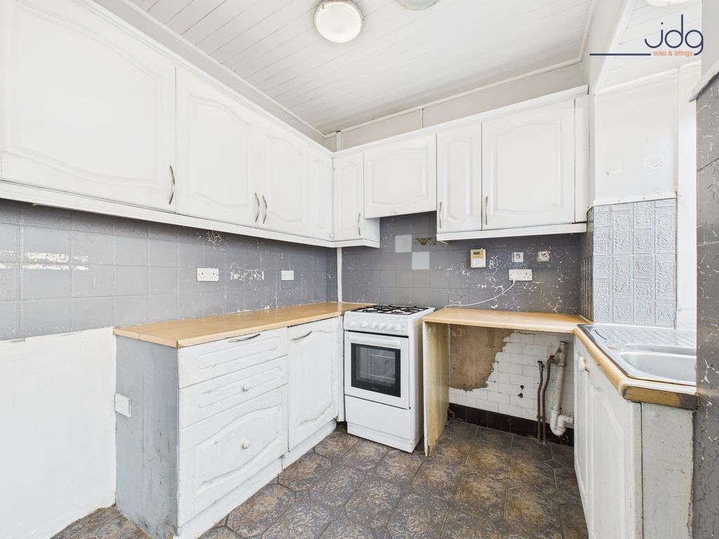 Property photo 2 of 11 Kitchen