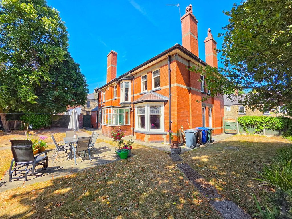 Property photo 2 of 34