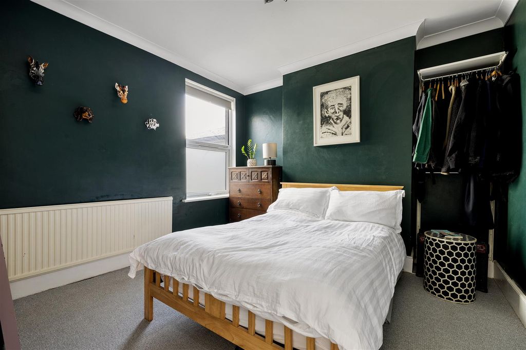 Property photo 2 of 17 Bisson Road, E15