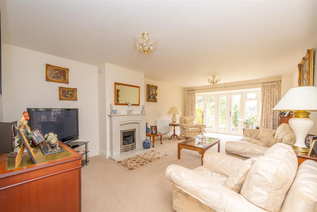 Property photo 2 of 31 4 Ivy Close-4.Jpg