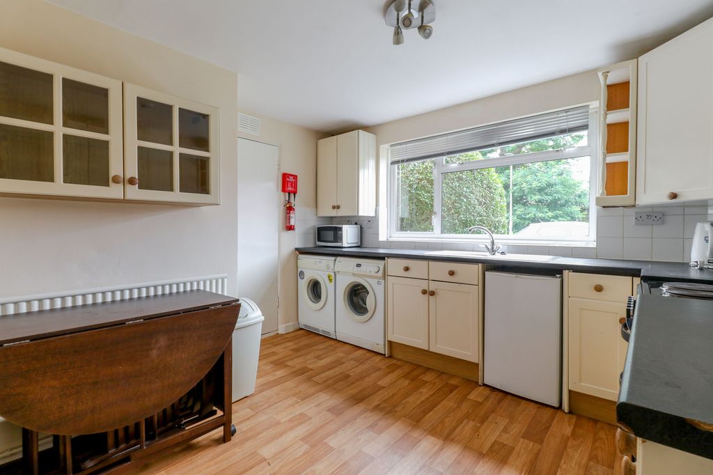 Property photo 3 of 10 37 Briars Kitchen