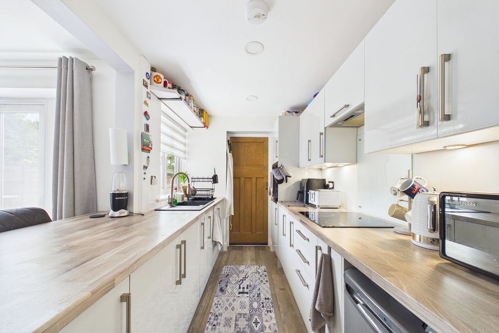 Property photo 3 of 11 Kitchen