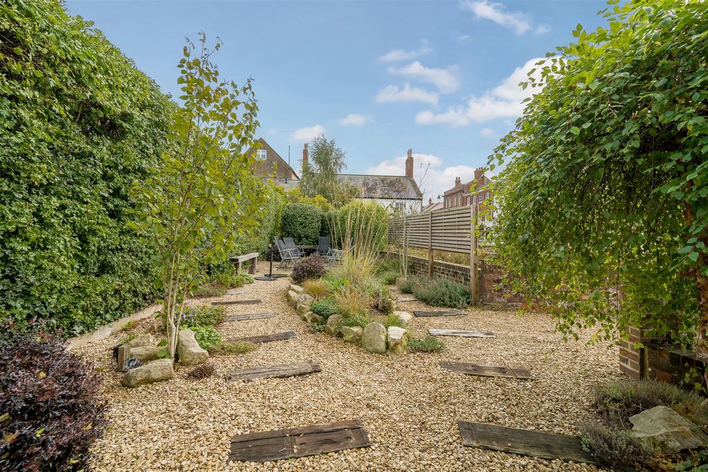 Property photo 2 of 18 Garden