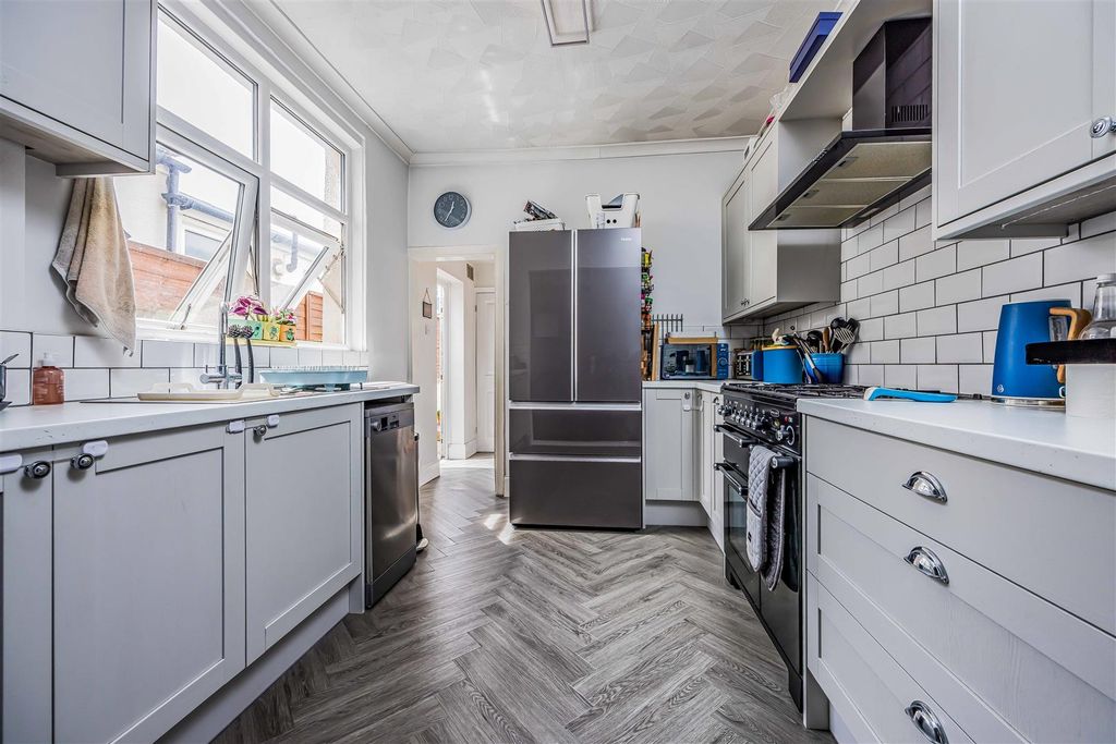 Property photo 2 of 16 55 Paulsgrove Road, Portsmouth-Small-Porticomarket