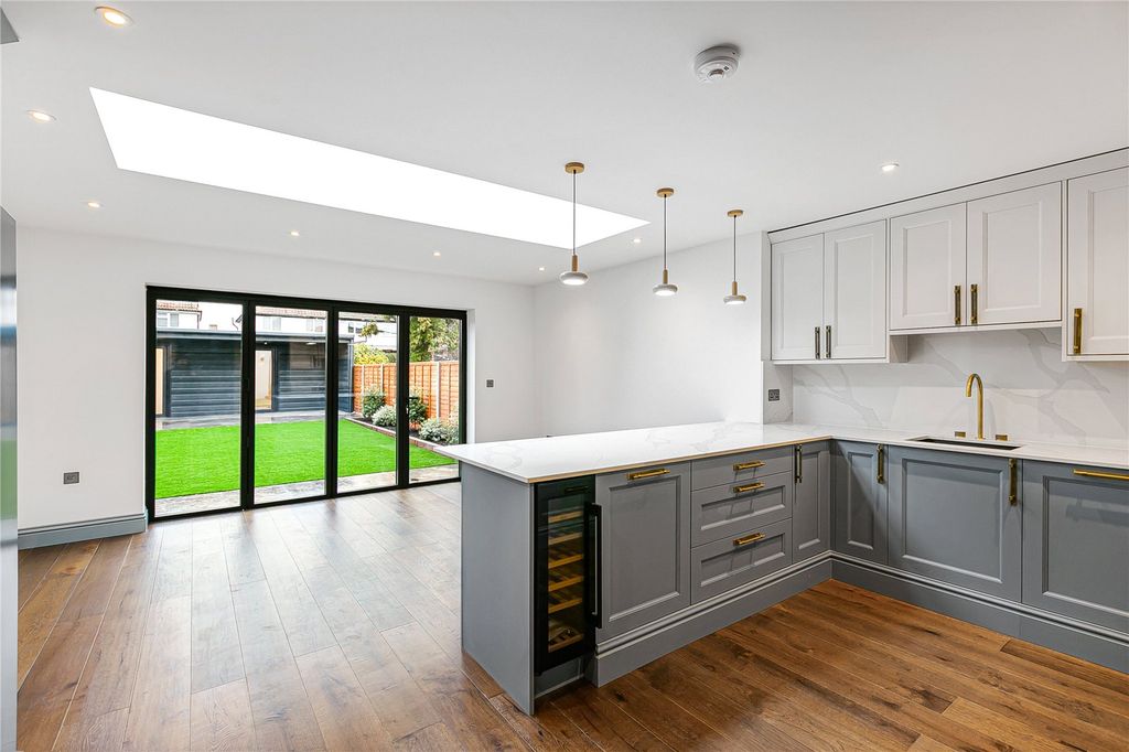 Property photo 2 of 33 Kitchen/Reception