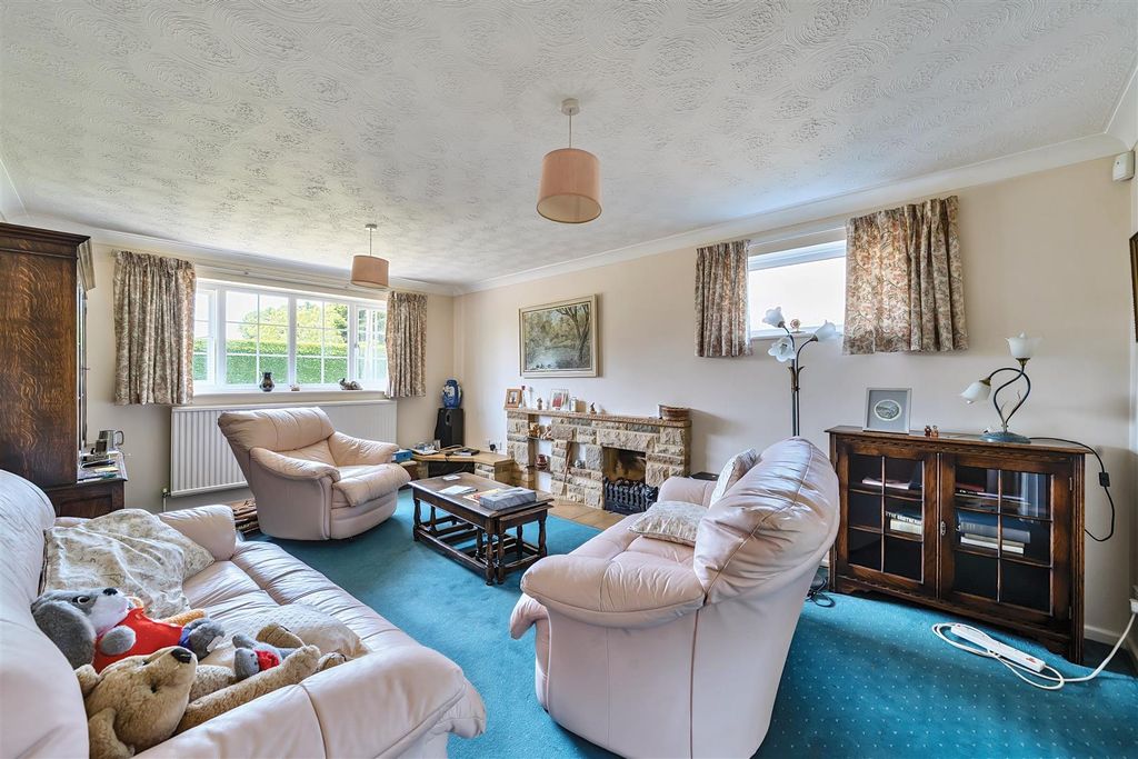 Property photo 3 of 11 Sitting Room