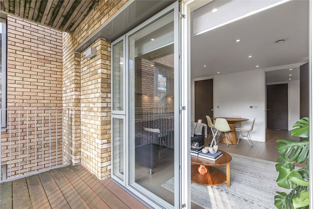 Property photo 3 of 17 Balcony