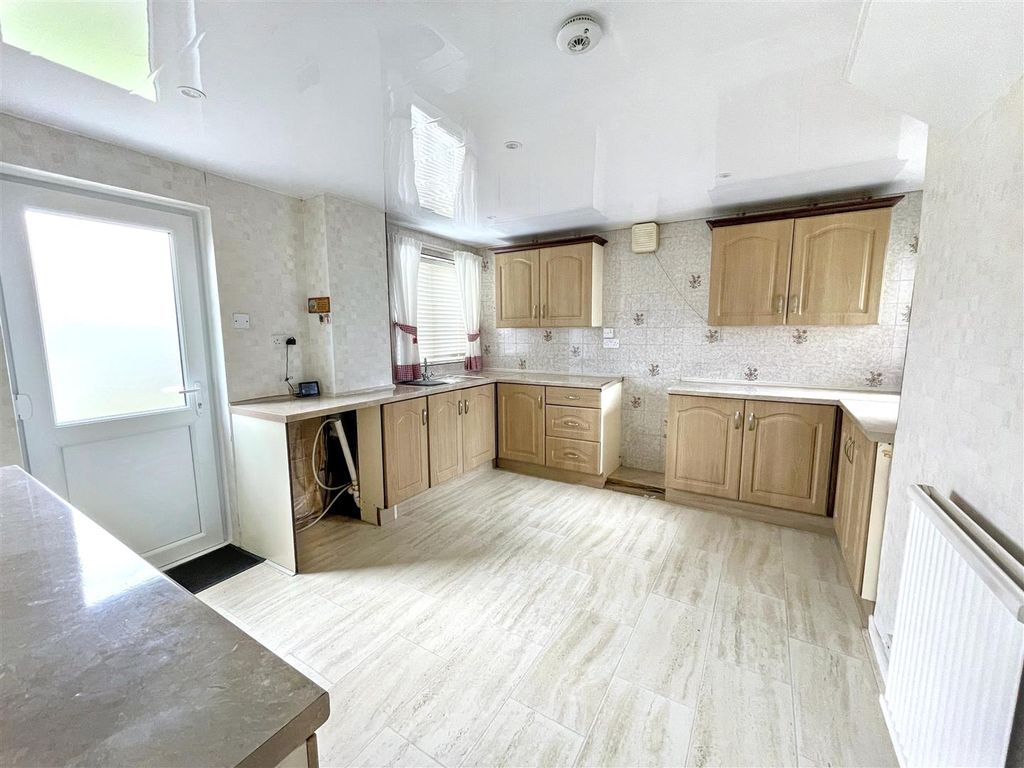 Property photo 2 of 15 20260827155500_20260827-Interior-5-K64Rhjp640Euafu
