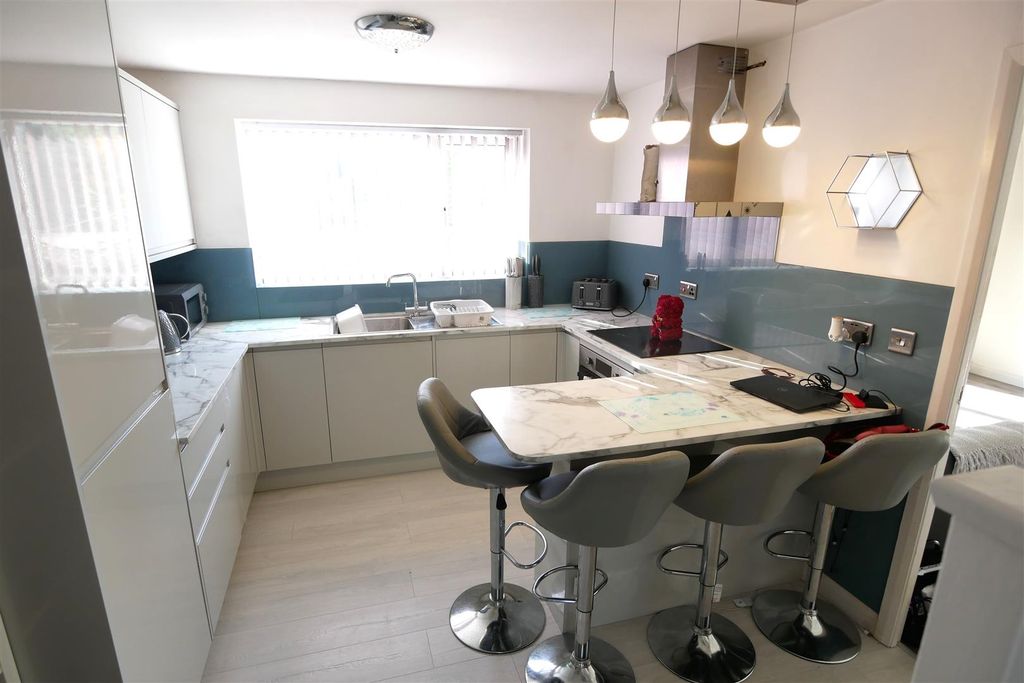 Property photo 3 of 9 Kitchen Diner