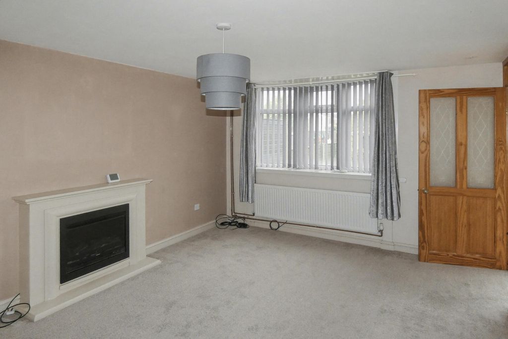 Property photo 2 of 8 Stroud Crescent - Living Room