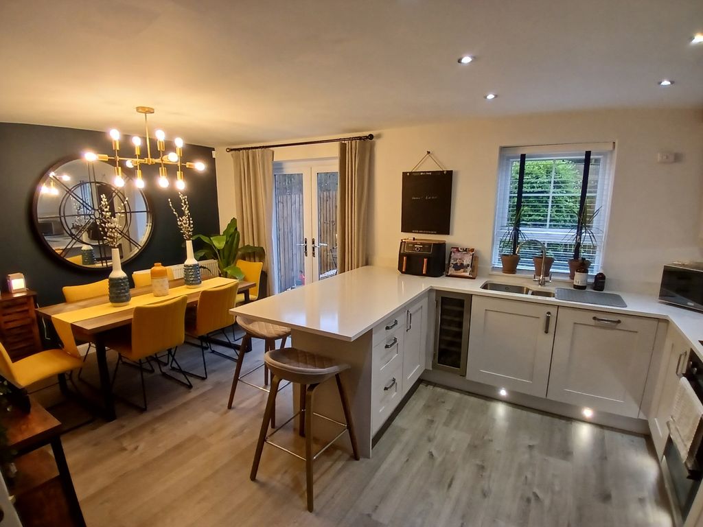 Property photo 2 of 18 Dining Kitchen