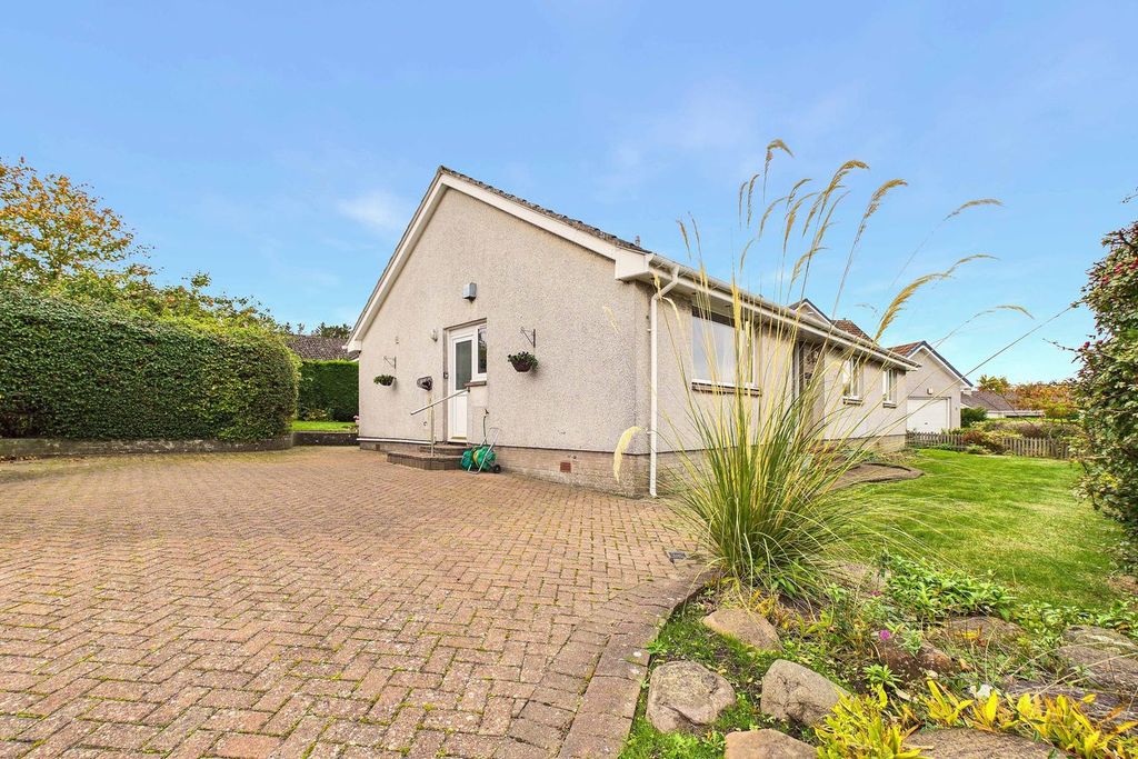 Property photo 1 of 32