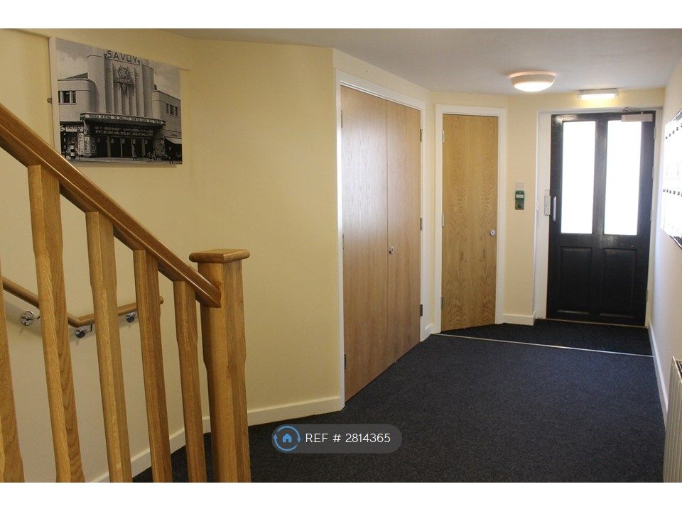Property photo 2 of 11 Communal Hallway