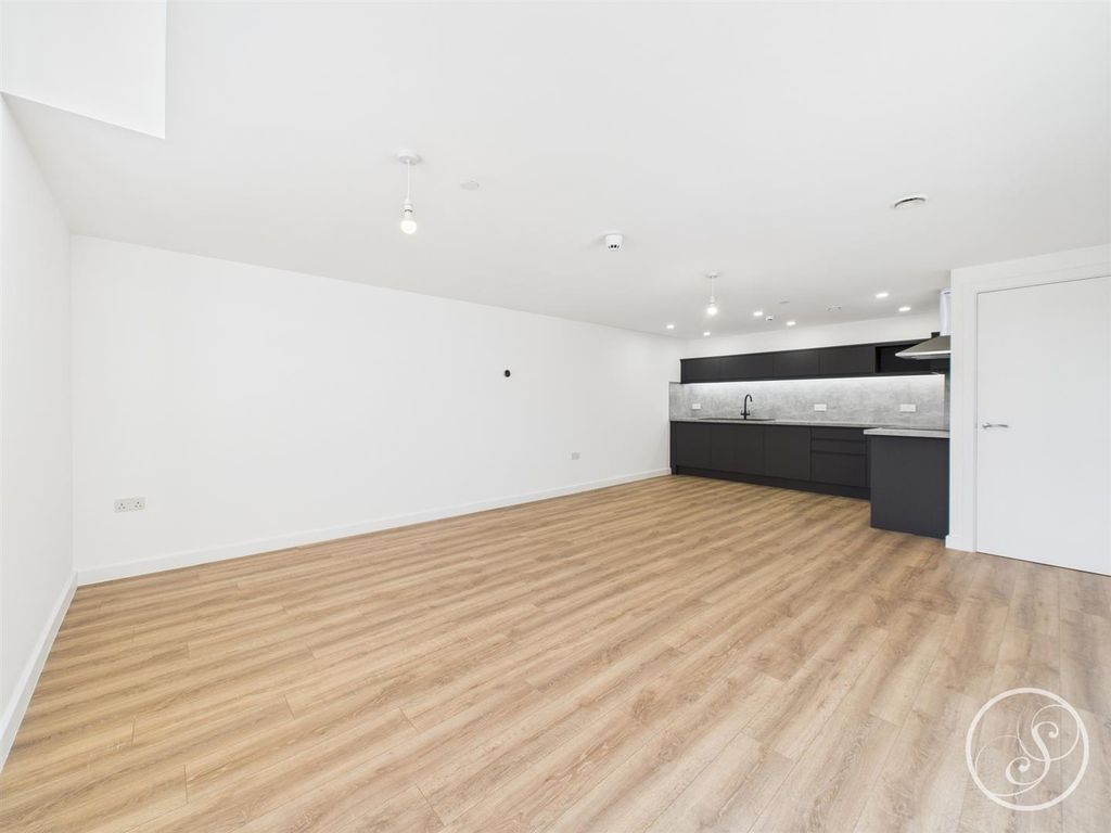 Property photo 2 of 10 Living Space