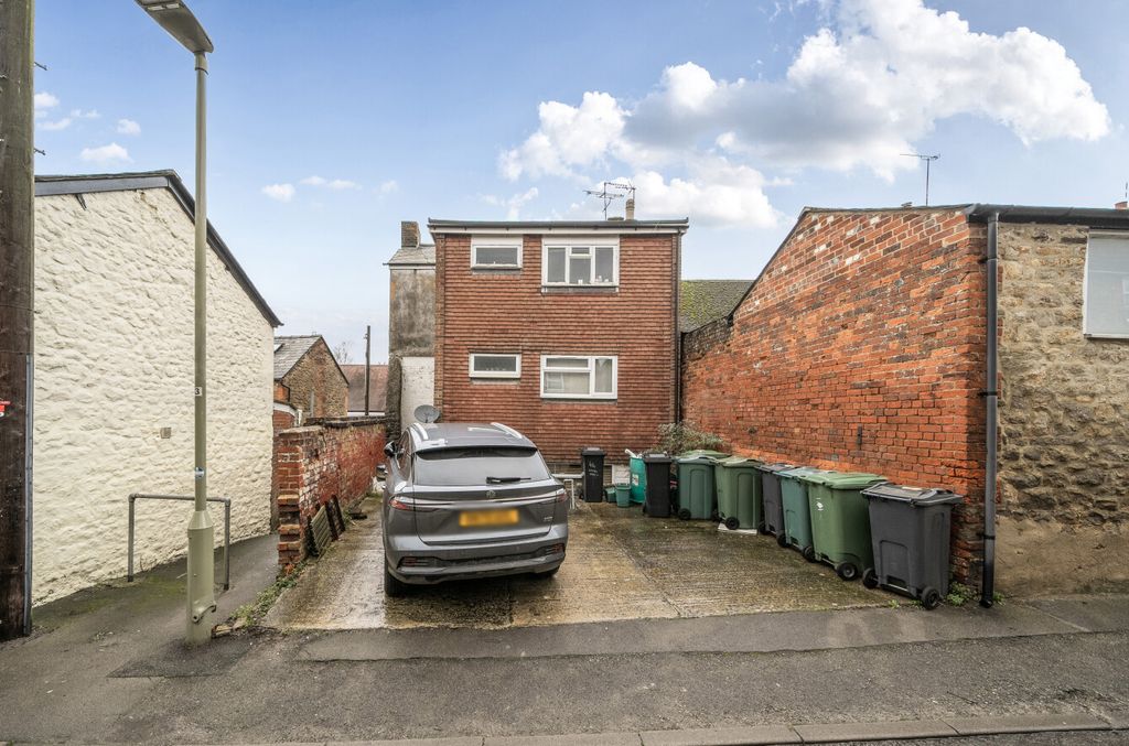 Property photo 1 of 11 Parking