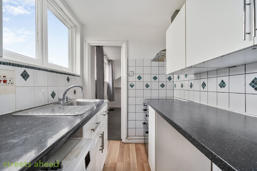 Property photo 3 of 12 B4E17E8c-865A-4A3...