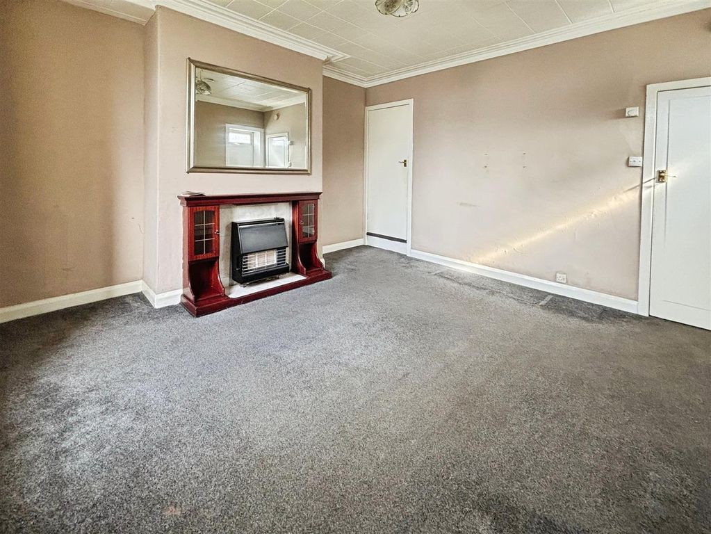 Property photo 3 of 13 Lounge