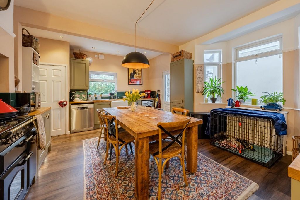 Property photo 3 of 25 Kitchen