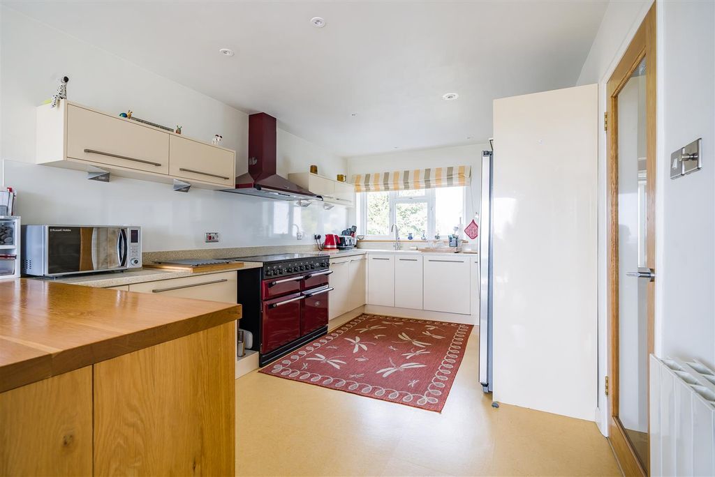 Property photo 3 of 18 Kitchen