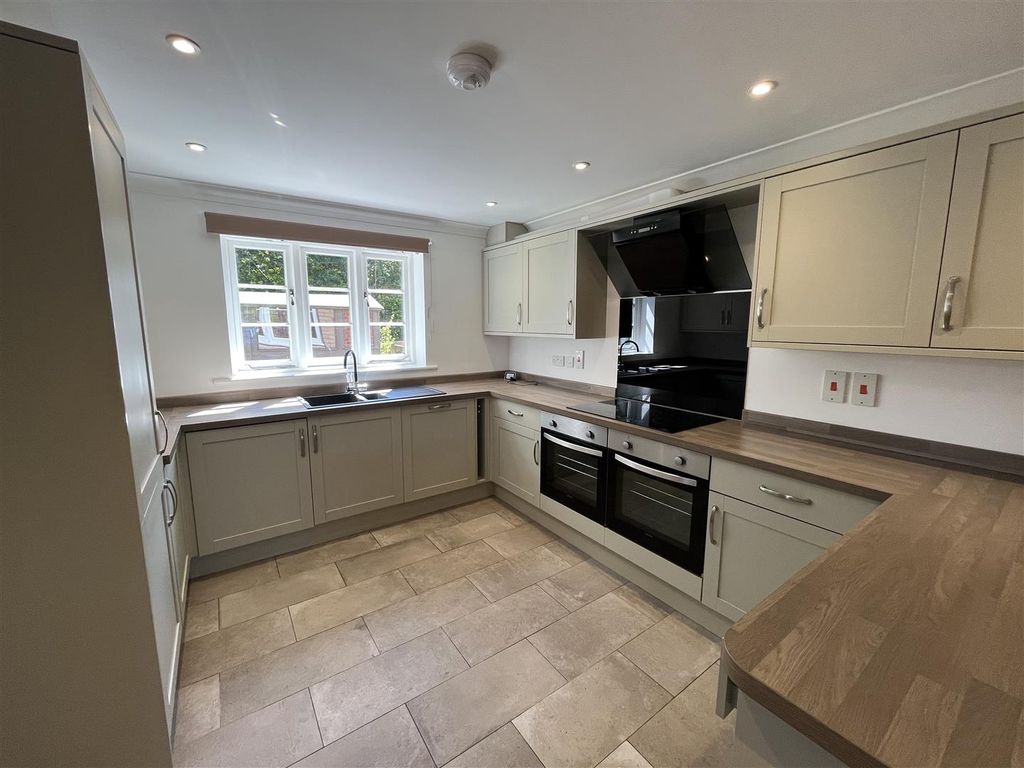 Property photo 2 of 11 Kitchen