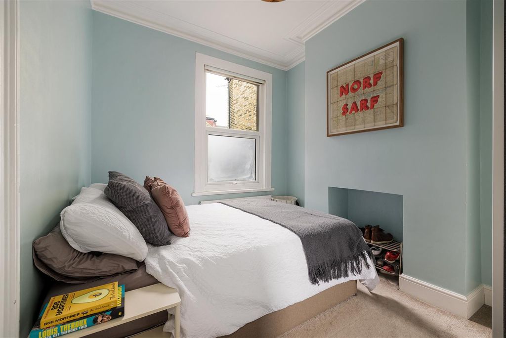 Property photo 2 of 19 Bolton Road, E15