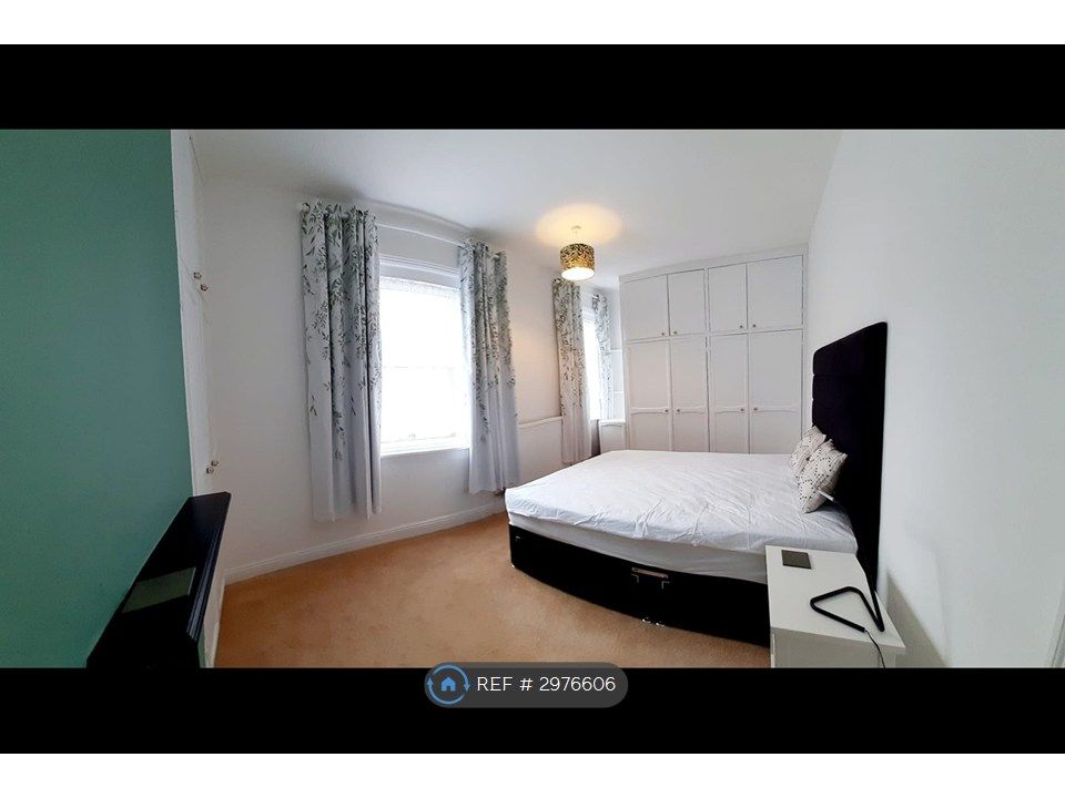 Property photo 2 of 6 Green Bedroom 2