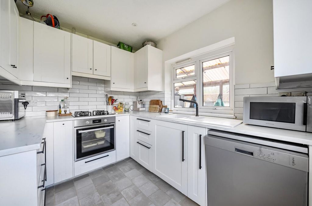 Property photo 3 of 16 Maypole Villas 28 (3).Jpg