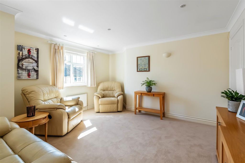 Property photo 3 of 14 5-Marlborough-Court-15.Jpg