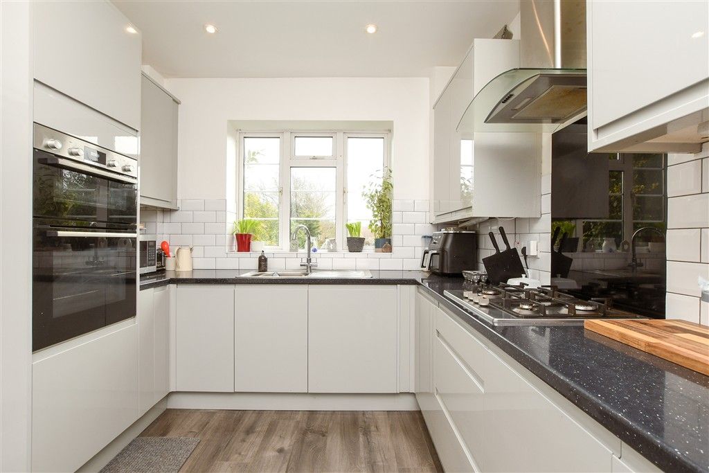 Property photo 2 of 11 Kitchen