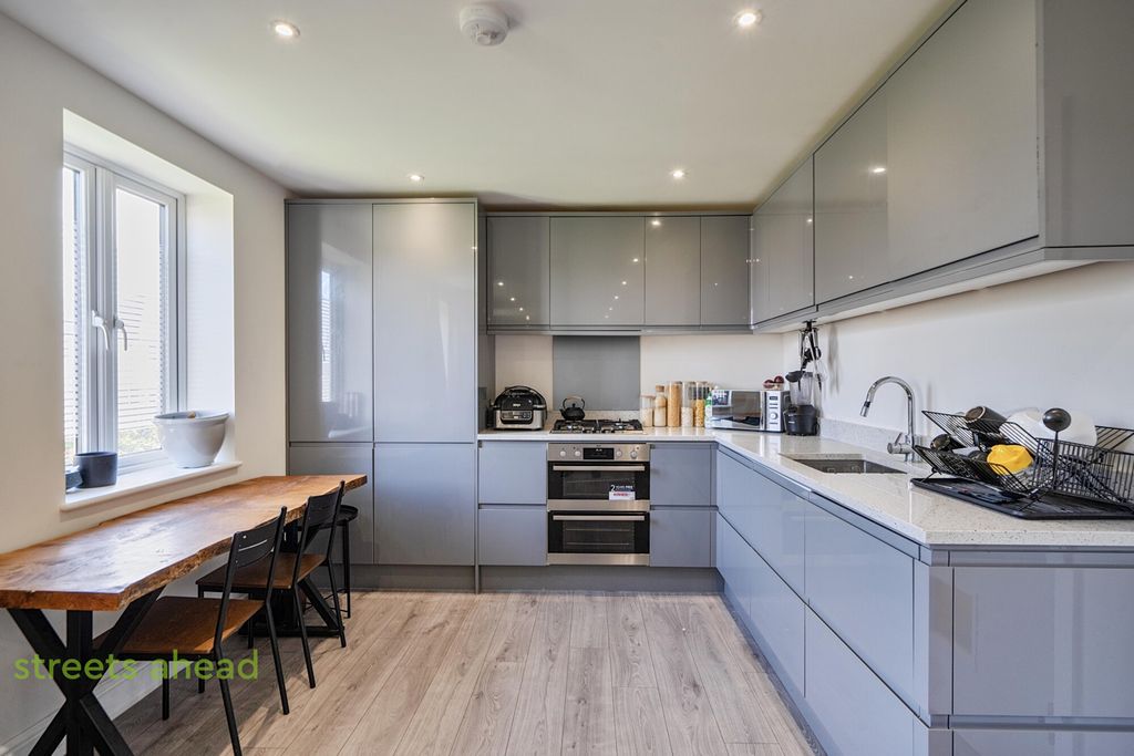 Property photo 3 of 16 Af5E3F0c-c195-4d6...