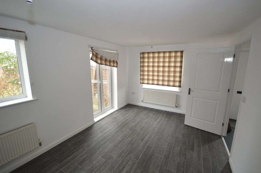 Property photo 2 of 11 Living Room