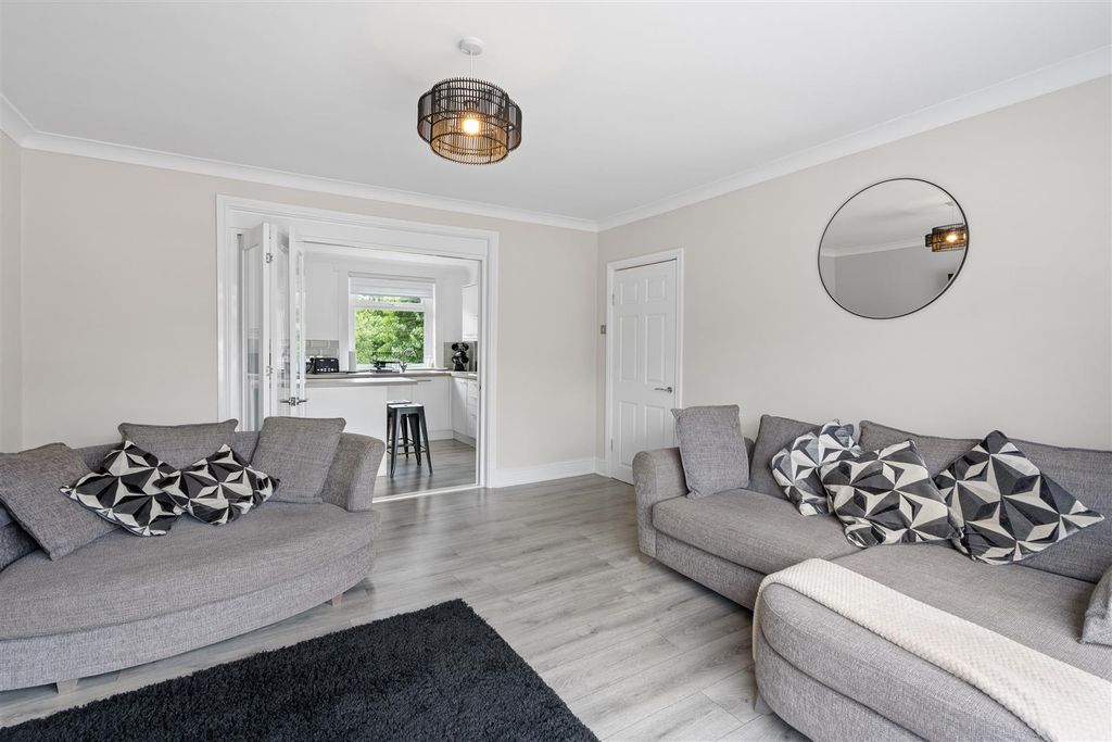 Property photo 2 of 30 15 Eldrick Avenue 07.Jpg