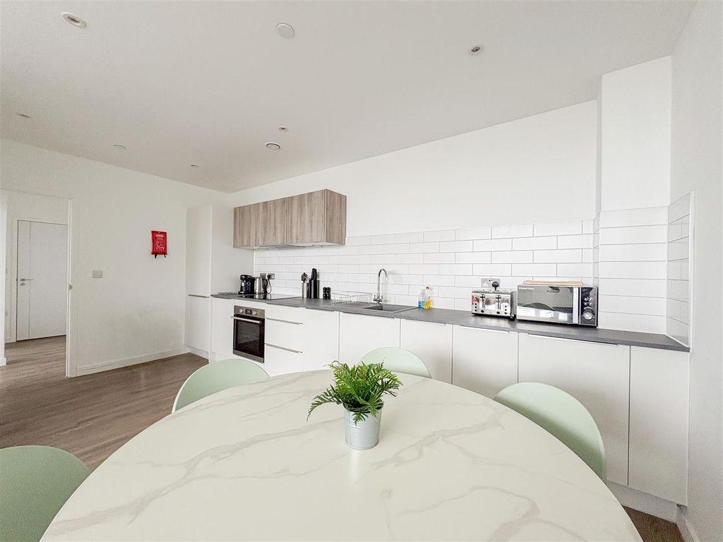 Property photo 3 of 15 Living Room / Kitchen