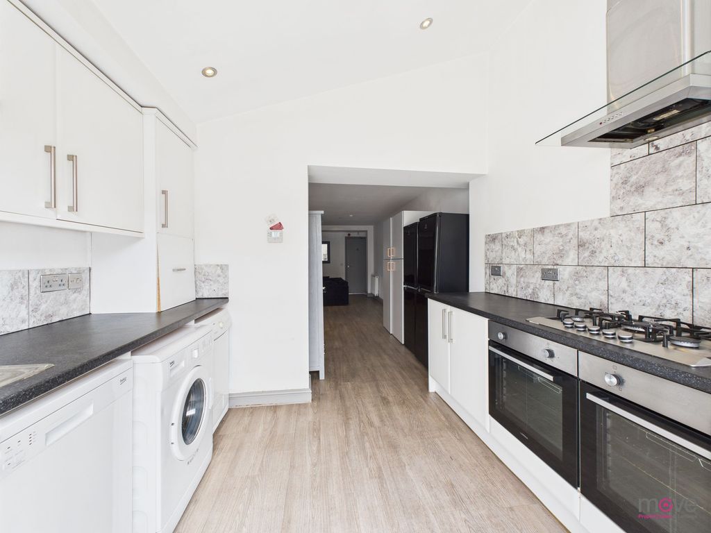 Property photo 3 of 11 Kitchen