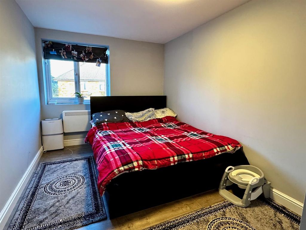 Property photo 3 of 7 Bedroom 1